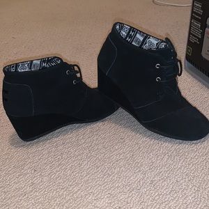 Tom’s wedge booties